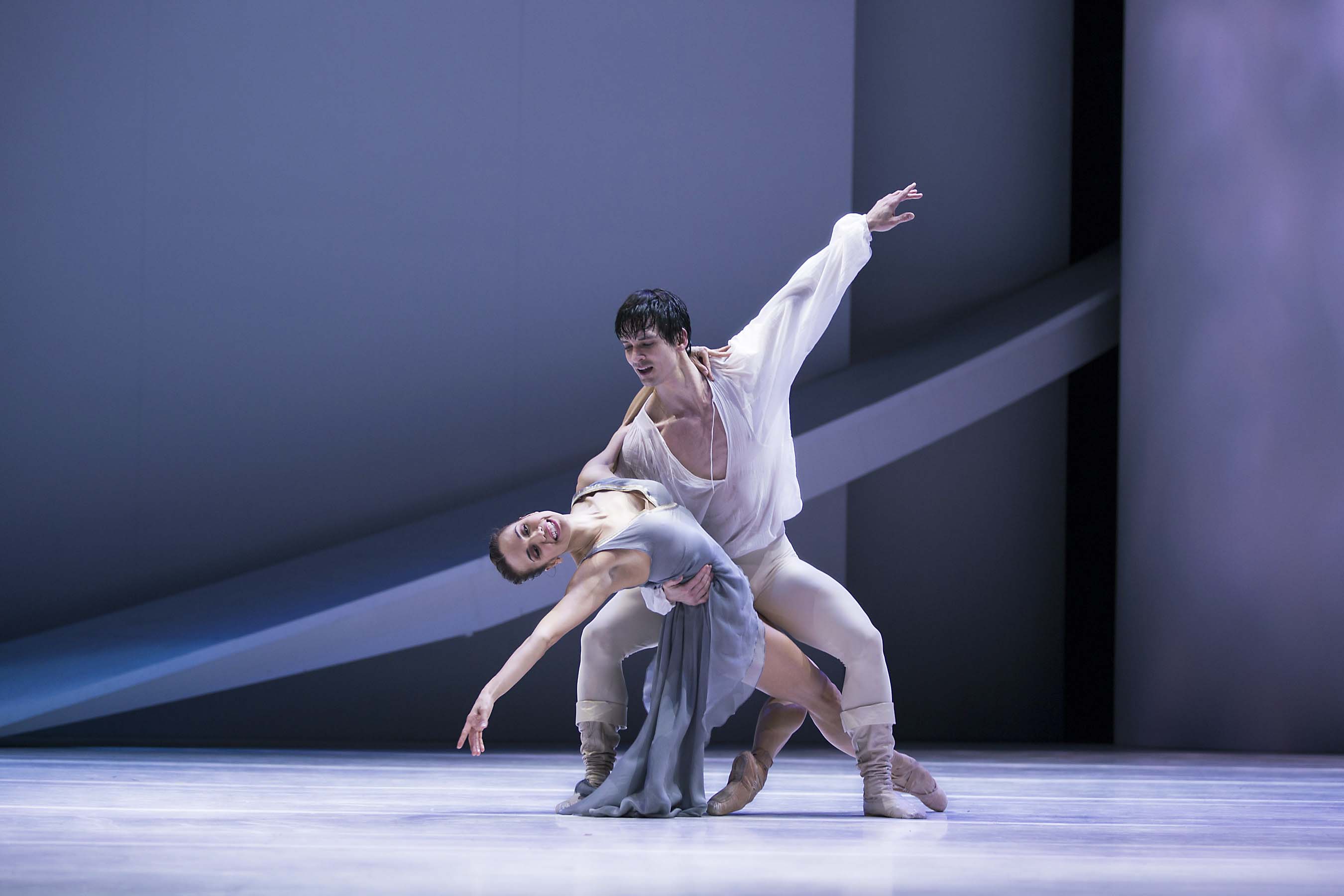 Noelani Pantastico and James Moore in Maillot's Roméo et Juliette. © Angela Sterling
