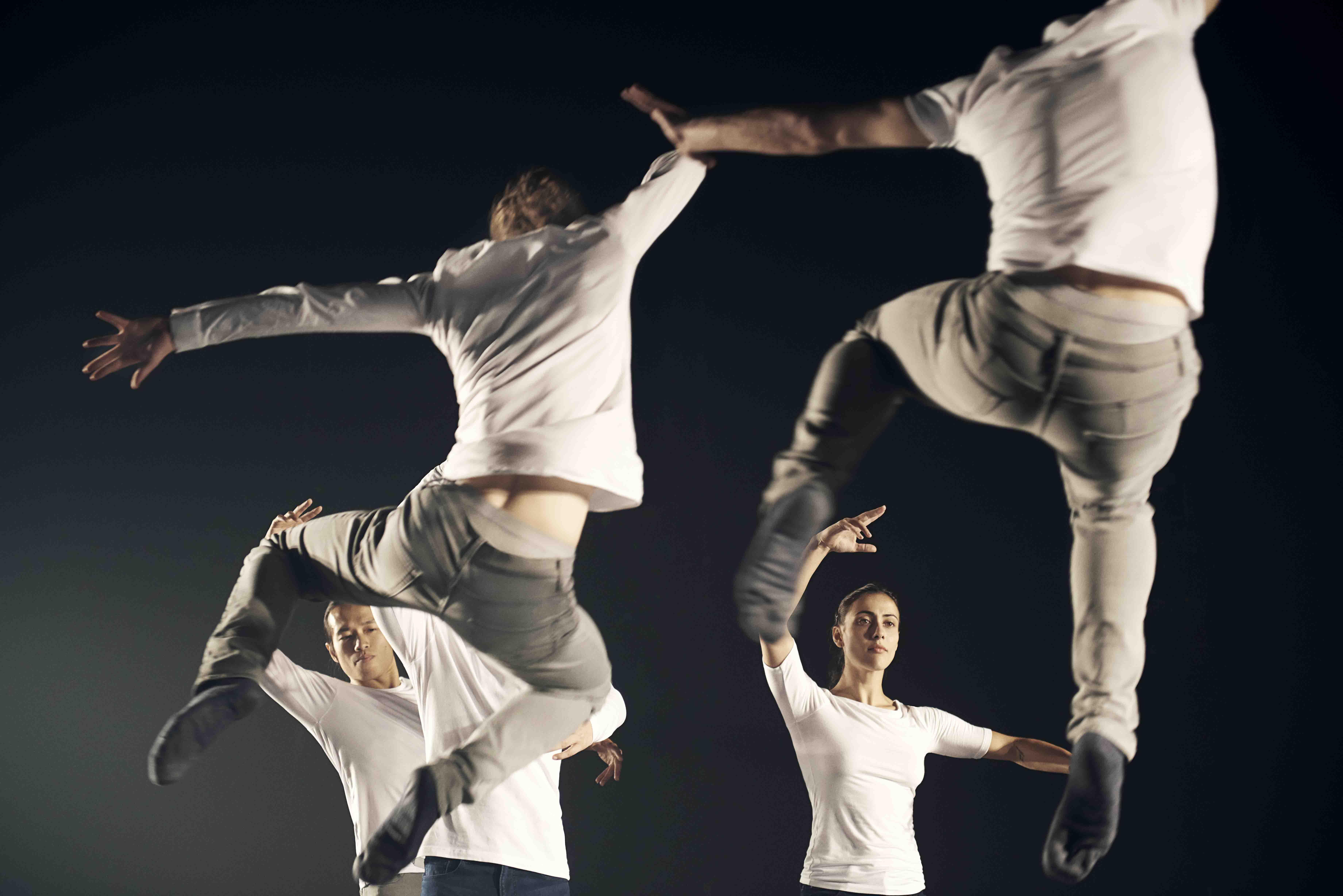 Hofesh Shechter Company in the barbarians in love. © Jake Walters